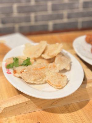 很久没来了,依旧好吃,服务很好,有个小帅哥叫Derek, 服务很好,干炸小丸子味道不是想象中的,个人不太喜欢,其它都好吃