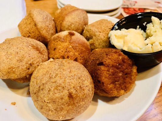 Cinnamon corn muffins .