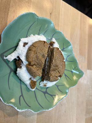 Ginger cookie with lemon filling