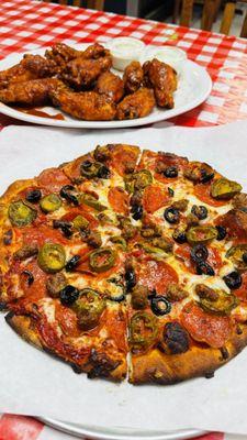 Pepperoni, sausage, olives, jalapeño 
Thin crust Extra crispy 
10 Cajun wings
