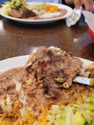 Ni mi hija de 3 años se llena con esa carne! súper pequeña