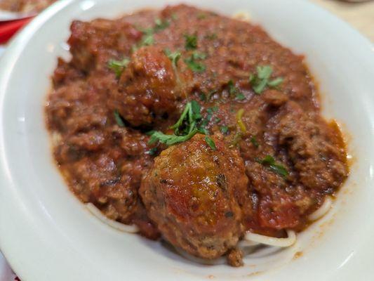 Spaghetti and meatballs / meat sauce