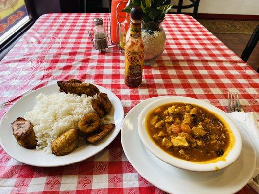 Mondongo ( beef tripe ) , white rice and fried yellow plantains. Two droops of chipotle and done...