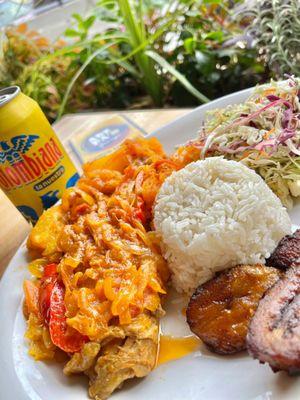 Sobrebarriga en Salsa: Slow-cook beef brisket in
Colombian in creole sauce served with rice, sweet plantains, and salad.