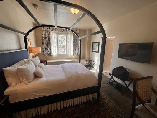 Queen Courtyard room with bathtub