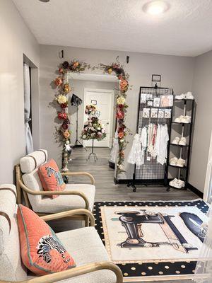 We are open on Sundays and we speak Spanish, Portuguese and English