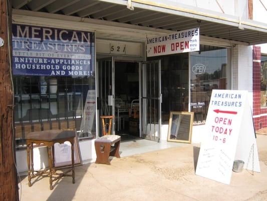 2 Blocks from Horseshoe Casino