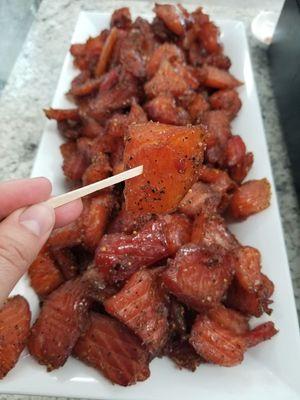 Smoked salmon nuggets with garlic & black pepper
