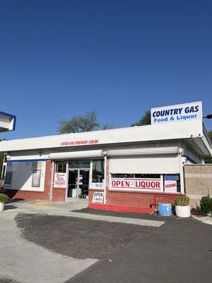 Store is attached to pump area. I only got one pic!