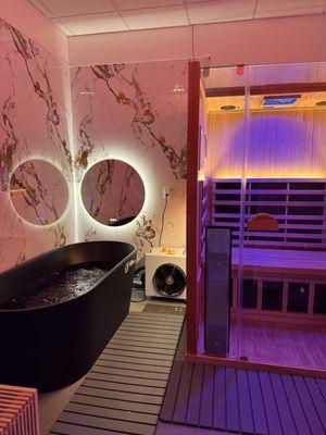 Cold plunge next to sauna + bench for your things
