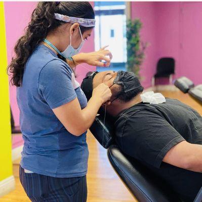 Experienced Artist doing perfect Eyebrow Threading shape.