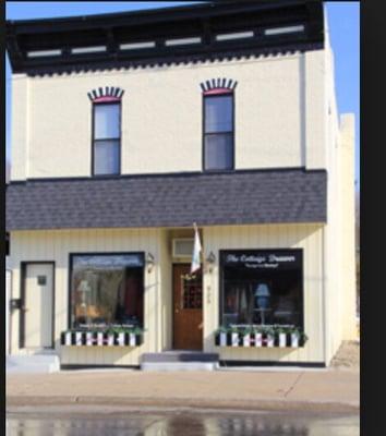 Front view of consignment botique