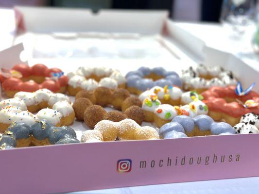 Box of 12 Mix Mochi Donuts
