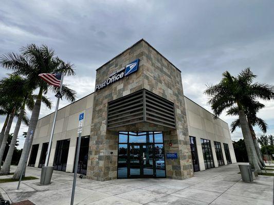 Super nice and clean post office. Also not very busy at all. Score!!!