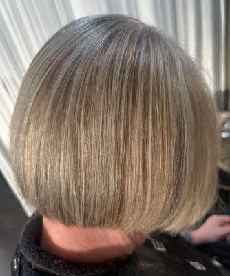 Highlighting and low lighting color to gradually go gray. Bob haircut
