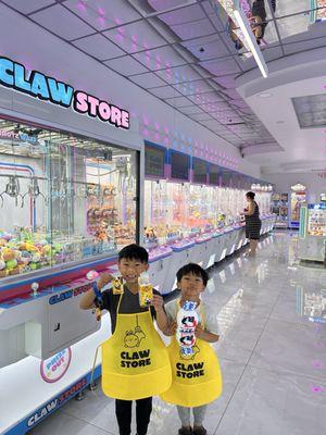 Unexpected claw day for these boys. We were next door at cold stone for ice cream and we couldn't pass this one.