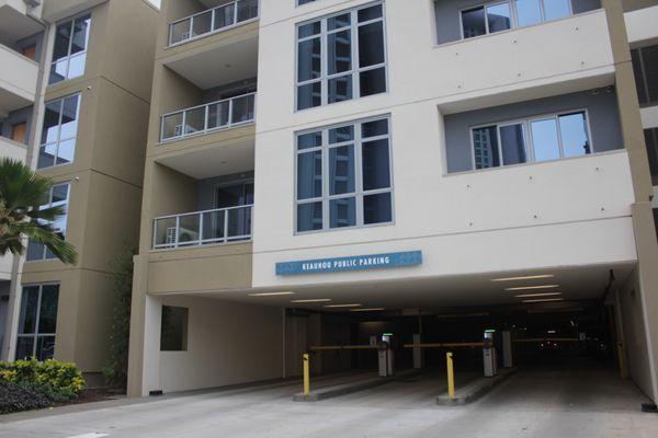 Entrance to Keauhou Place parking garage