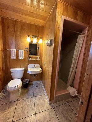 Andruss Motel: room #7 bathroom