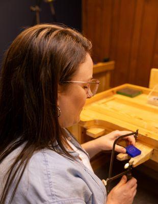 Cutting wax mold into circle