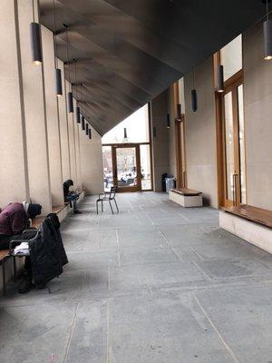 View of the waiting room, it's comfy to be here in winter, but I prefer outdoors in warmer temperatures. Open long enough. (4/1/2018)