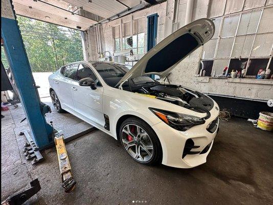KIA STINGER CAME IN FOR GOODIES
BLOW OFF VALVES HKS
FRONT MOUNT COOLER
PERFORMANCE BRAKES
HKS SPARK PLUGS
CHARGE PIPS
STILLEN INT