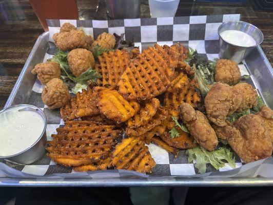 Boneless wings with fries