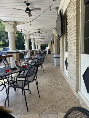 Patio, dogs are allowed!