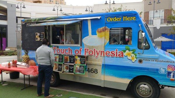 Touch of Polynesia @ The Gateway serving lunch