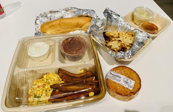 Desayuno Típico + Pupusa Revuelta + Quesadilla