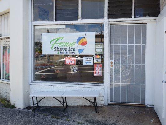 outside view corner of Vineyard and Liliha