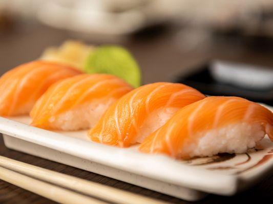 Salmon nigiri sushi