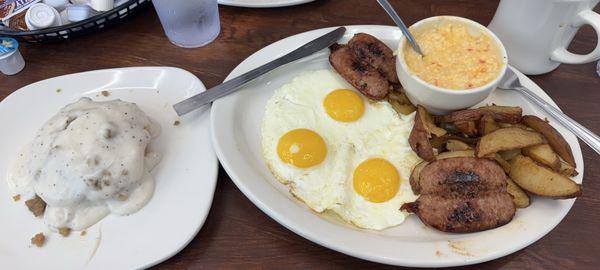 Big Breakfast, pimento cheese grits