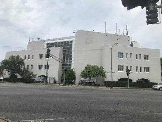 Picture of the professional building on Devon & Lincoln. Medico Directo is located on the third floor of the professional building.
