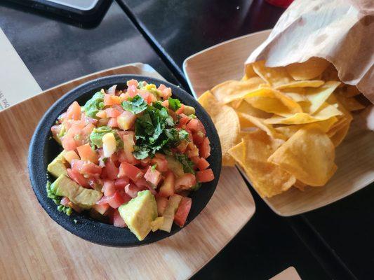 Tomato y avocado. Housemade chips.