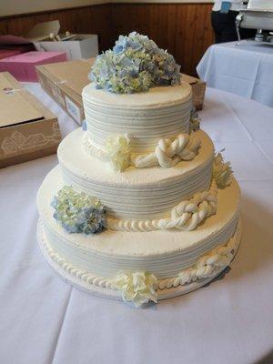 Our lovely cake maker taught herself how to make these nautical knots for our PIBYC wedding! Thank you!