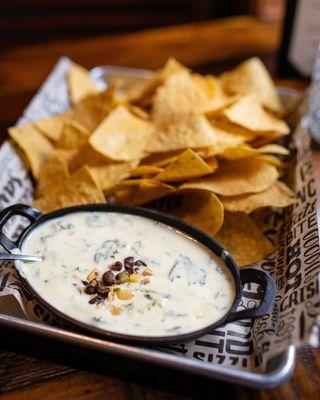 Espinaca dip with tortilla chips