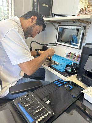 Highly qualified PC & Mac technician at your service