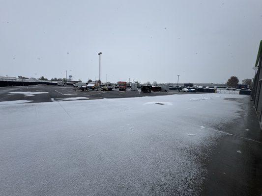 Contractor bay and flex space areas experiencing winter weather.