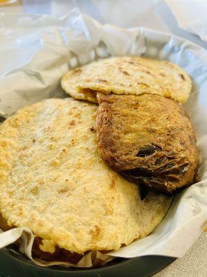 Gorditas de chille rellenos y chorizo con papas