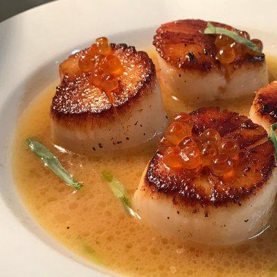 scallops beurre blanc with salmon roe caviar