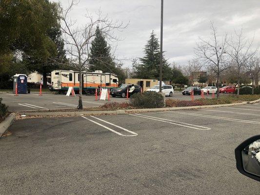 One lane 500 cars waiting. 3 hours and 15 minutes.