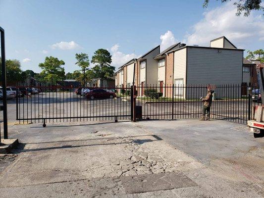 Sliding automatic gate