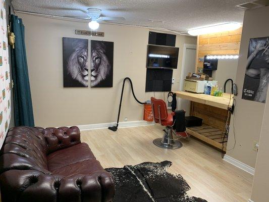 Underdogg barber Interior