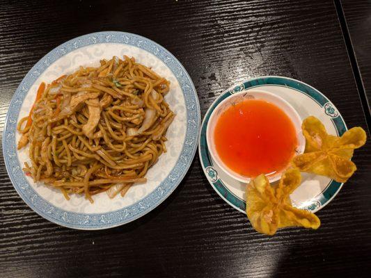 Chicken Lo Mein lunch special with Crab Rangoon