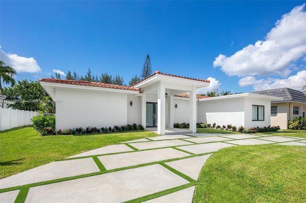 $1,966,200
4 bed 4.5 bath 2,740sqft 8,508sqft lot
300 N Shore Dr, Miami Beach,FL 33141