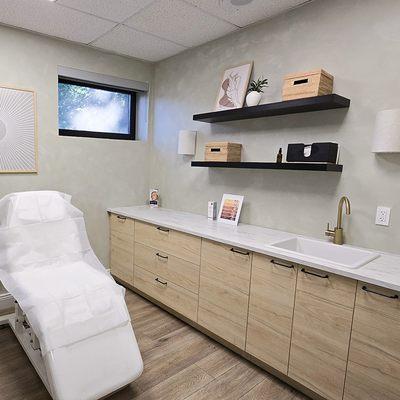 Park Avenues Aesthetics: Medical Spa, focused on Skin Rejuvenation and Laser Hair Removal.  Here is one of our treatment rooms.