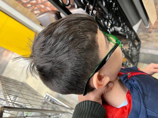 De un lado está más largo que de el otro y está cómo trasquilado