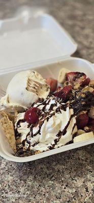 This place serves a great variety of ice cream, fruit, snacks, etc... for you and the whole family. Crepes are one of my favs.