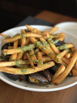 Appetizer - Muscles & Fries w pesto drizzle