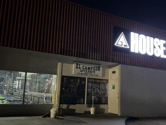 6:22am and no one in site!!!! Called and no answer and people wanting to see pricing to see if it's for us